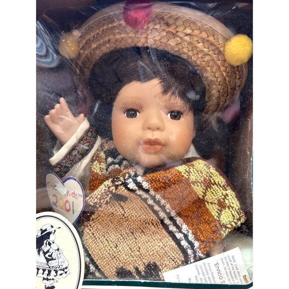 Geppeddo Cuddly Kids 2001 Collectible Porcelain Doll with Straw Hat & Textured O - Picture 3 of 3